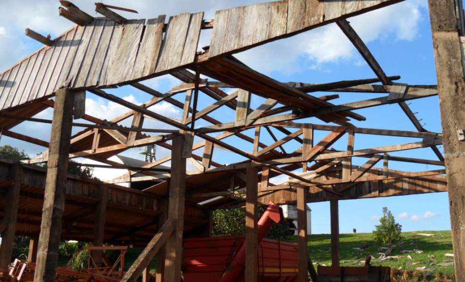 Fortes ventos trouxeram prejuízos na cidade de Marilêndia do Sul.