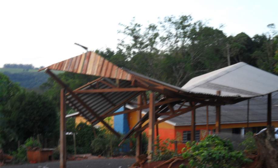 Fortes ventos trouxeram prejuízos na cidade de Marilêndia do Sul.