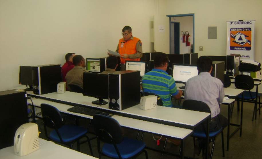 TREINAMENTO SOBRE SISDC EM JACAREZINHO.
