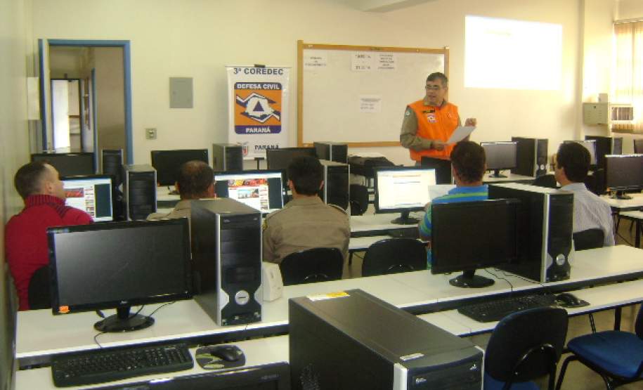 TREINAMENTO SOBRE SISDC EM JACAREZINHO.