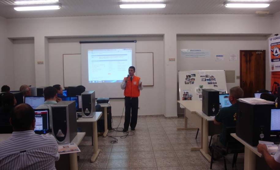15ª COREDEC realiza curso de capacitação para coordenadorias municipais de Defesa Civil 15ª COREDEC realiza curso de capacitação para coordenadorias municipais de Defesa Civi