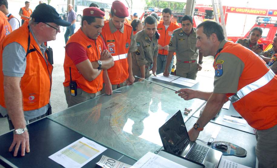 Defesa Civil faz exercício simulado de ação em caso de desastres naturais ou risco iminente de acidentes em Antonina, Litoral do Estado. O exercício simulado de abandono emergencial mobilizou moradores e representantes de órgãos e instituições que precisam agir em conjunto nas situações de emergência. Antonina, 12/11/2011. Foto: José Adair Gomercindo / AENotícias
