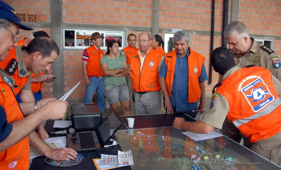 Defesa Civil faz exercício simulado de ação em caso de desastres naturais ou risco iminente de acidentes em Antonina, Litoral do Estado. O exercício simulado de abandono emergencial mobilizou moradores e representantes de órgãos e instituições que precisam agir em conjunto nas situações de emergência. Antonina, 12/11/2011. Foto: José Adair Gomercindo / AENotícias