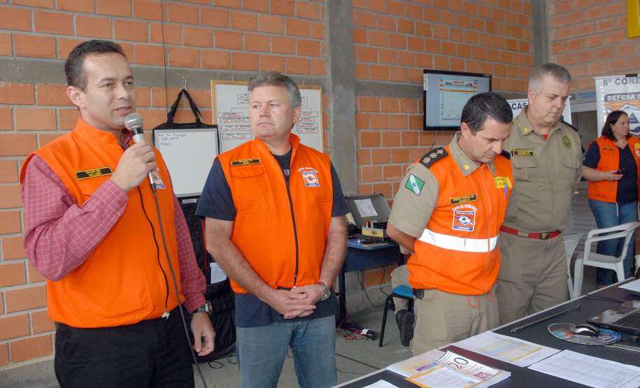 Defesa Civil faz exercício simulado de ação em caso de desastres naturais ou risco iminente de acidentes em Antonina, Litoral do Estado. O exercício simulado de abandono emergencial mobilizou moradores e representantes de órgãos e instituições que precisam agir em conjunto nas situações de emergência.Antonina, 12/11/2011.Foto: José Adair Gomercindo / AENotícias