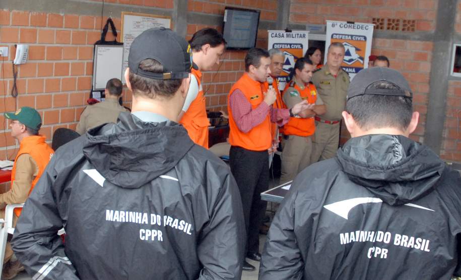Defesa Civil faz exercício simulado de ação em caso de desastres naturais ou risco iminente de acidentes em Antonina, Litoral do Estado. O exercício simulado de abandono emergencial mobilizou moradores e representantes de órgãos e instituições que precisam agir em conjunto nas situações de emergência. Antonina, 12/11/2011. Foto: José Adair Gomercindo / AENotícias