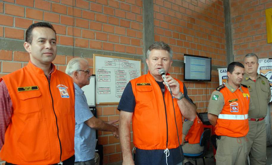 Defesa Civil faz exercício simulado de ação em caso de desastres naturais ou risco iminente de acidentes em Antonina, Litoral do Estado. O exercício simulado de abandono emergencial mobilizou moradores e representantes de órgãos e instituições que precisam agir em conjunto nas situações de emergência.Antonina, 12/11/2011.Foto: José Adair Gomercindo / AENotícias