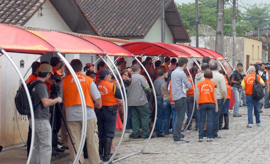 Defesa Civil faz exercício simulado de ação em caso de desastres naturais ou risco iminente de acidentes em Antonina, Litoral do Estado. O exercício simulado de abandono emergencial mobilizou moradores e representantes de órgãos e instituições que precisam agir em conjunto nas situações de emergência. Antonina, 12/11/2011. Foto: José Adair Gomercindo / AENotícias
