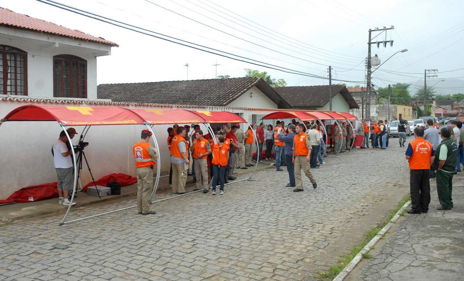 Defesa Civil faz exercício simulado de ação em caso de desastres naturais ou risco iminente de acidentes em Antonina, Litoral do Estado. O exercício simulado de abandono emergencial mobilizou moradores e representantes de órgãos e instituições que precisam agir em conjunto nas situações de emergência.Antonina, 12/11/2011.Foto: José Adair Gomercindo / AENotícias