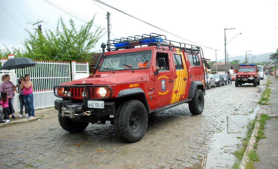 Defesa Civil faz exercício simulado de ação em caso de desastres naturais ou risco iminente de acidentes em Antonina, Litoral do Estado. O exercício simulado de abandono emergencial mobilizou moradores e representantes de órgãos e instituições que precisam agir em conjunto nas situações de emergência. Antonina, 12/11/2011. Foto: José Adair Gomercindo / AENotícias