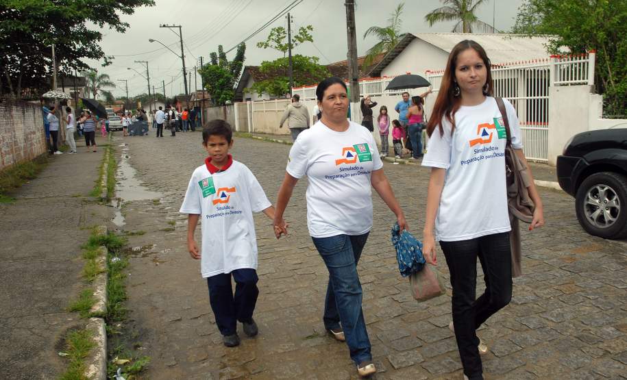 Defesa Civil faz exercício simulado de ação em caso de desastres naturais ou risco iminente de acidentes em Antonina, Litoral do Estado. O exercício simulado de abandono emergencial mobilizou moradores e representantes de órgãos e instituições que precisam agir em conjunto nas situações de emergência. Na foto, dona Jacira Dias Raimundo, com o neto Diogo e a filha Lúcia Dias Raimundo, participaram do treinamento.Antonina, 12/11/2011.Foto: José Adair Gomercindo / AENotícias