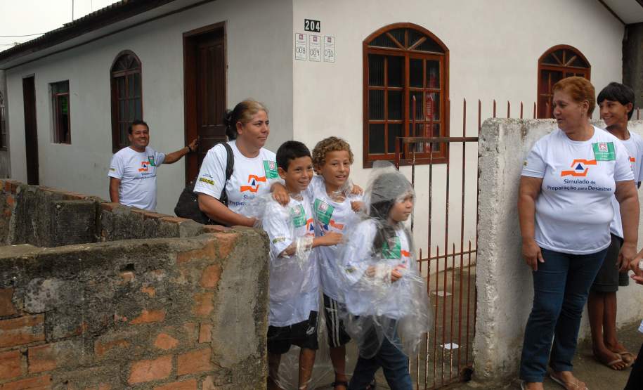 Defesa Civil faz exercício simulado de ação em caso de desastres naturais ou risco iminente de acidentes em Antonina, Litoral do Estado. O exercício simulado de abandono emergencial mobilizou moradores e representantes de órgãos e instituições que precisam agir em conjunto nas situações de emergência.Antonina, 12/11/2011.Foto: José Adair Gomercindo / AENotícias