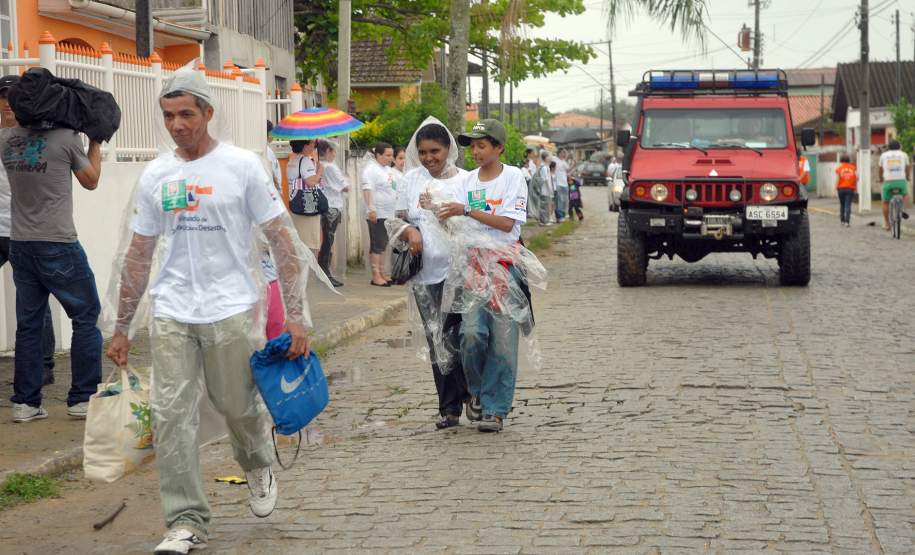 Defesa Civil faz exercício simulado de ação em caso de desastres naturais ou risco iminente de acidentes em Antonina, Litoral do Estado. O exercício simulado de abandono emergencial mobilizou moradores e representantes de órgãos e instituições que precisam agir em conjunto nas situações de emergência. Antonina, 12/11/2011. Foto: José Adair Gomercindo / AENotícias