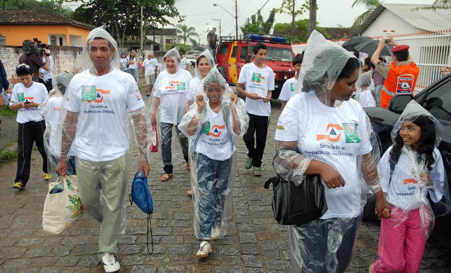 Defesa Civil faz exercício simulado de ação em caso de desastres naturais ou risco iminente de acidentes em Antonina, Litoral do Estado. O exercício simulado de abandono emergencial mobilizou moradores e representantes de órgãos e instituições que precisam agir em conjunto nas situações de emergência.Antonina, 12/11/2011.Foto: José Adair Gomercindo / AENotícias