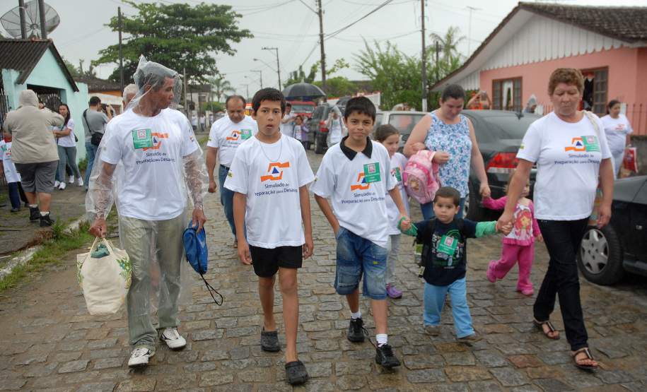Defesa Civil faz exercício simulado de ação em caso de desastres naturais ou risco iminente de acidentes em Antonina, Litoral do Estado. O exercício simulado de abandono emergencial mobilizou moradores e representantes de órgãos e instituições que precisam agir em conjunto nas situações de emergência.Antonina, 12/11/2011.Foto: José Adair Gomercindo / AENotícias