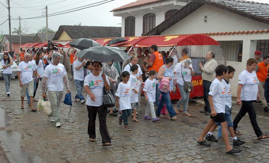 Defesa Civil faz exercício simulado de ação em caso de desastres naturais ou risco iminente de acidentes em Antonina, Litoral do Estado. O exercício simulado de abandono emergencial mobilizou moradores e representantes de órgãos e instituições que precisam agir em conjunto nas situações de emergência.Antonina, 12/11/2011.Foto: José Adair Gomercindo / AENotícias
