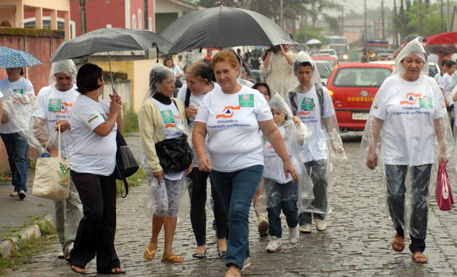 Defesa Civil faz exercício simulado de ação em caso de desastres naturais ou risco iminente de acidentes em Antonina, Litoral do Estado. O exercício simulado de abandono emergencial mobilizou moradores e representantes de órgãos e instituições que precisam agir em conjunto nas situações de emergência. Antonina, 12/11/2011.Foto: José Adair Gomercindo / AENotícias