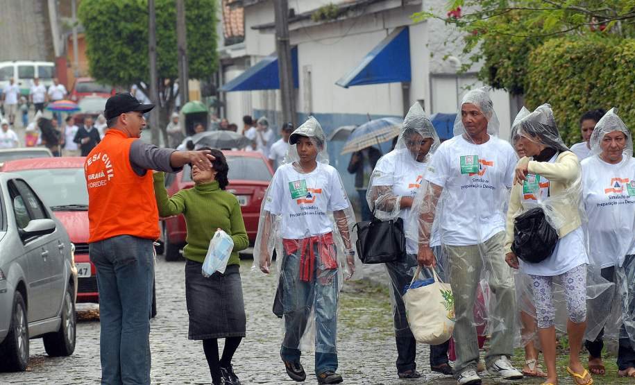 Defesa Civil faz exercício simulado de ação em caso de desastres naturais ou risco iminente de acidentes em Antonina, Litoral do Estado. O exercício simulado de abandono emergencial mobilizou moradores e representantes de órgãos e instituições que precisam agir em conjunto nas situações de emergência.Antonina, 12/11/2011.Foto: José Adair Gomercindo / AENotícias