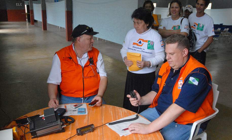 Defesa Civil faz exercício simulado de ação em caso de desastres naturais ou risco iminente de acidentes em Antonina, Litoral do Estado. O exercício simulado de abandono emergencial mobilizou moradores e representantes de órgãos e instituições que precisam agir em conjunto nas situações de emergência. Na foto, os voluntários da da Rede Estadual de Emergência de Radioamadores, PY5-LUI (Luiz Augusto) e PY5 LZA (Luiz Zanizelli).Antonina, 12/11/2011.Foto: José Adair Gomercindo / AENotícias