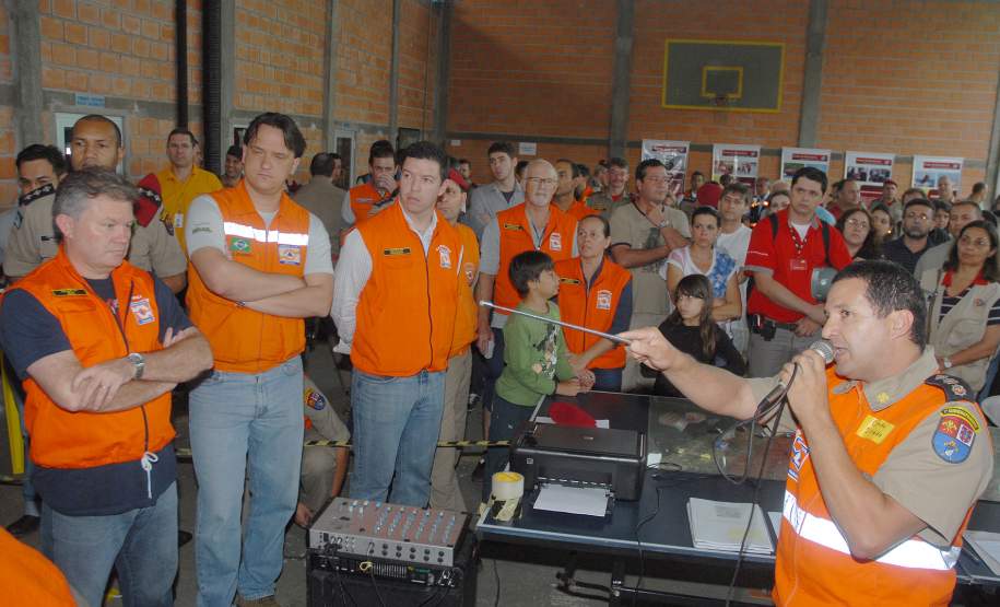 Defesa Civil faz exercício simulado de ação em caso de desastres naturais ou risco iminente de acidentes em Antonina, Litoral do Estado. O exercício simulado de abandono emergencial mobilizou moradores e representantes de órgãos e instituições que precisam agir em conjunto nas situações de emergência. Antonina, 12/11/2011.Foto: José Adair Gomercindo / AENotícias