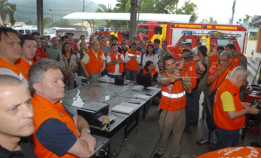 Defesa Civil faz exercício simulado de ação em caso de desastres naturais ou risco iminente de acidentes em Antonina, Litoral do Estado. O exercício simulado de abandono emergencial mobilizou moradores e representantes de órgãos e instituições que precisam agir em conjunto nas situações de emergência. Antonina, 12/11/2011.Foto: José Adair Gomercindo / AENotícias