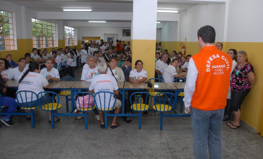 Defesa Civil faz exercício simulado de ação em caso de desastres naturais ou risco iminente de acidentes em Antonina, Litoral do Estado. O exercício simulado de abandono emergencial mobilizou moradores e representantes de órgãos e instituições que precisam agir em conjunto nas situações de emergência. Antonina, 12/11/2011.Foto: José Adair Gomercindo / AENotícias