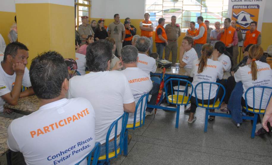 Defesa Civil faz exercício simulado de ação em caso de desastres naturais ou risco iminente de acidentes em Antonina, Litoral do Estado. O exercício simulado de abandono emergencial mobilizou moradores e representantes de órgãos e instituições que precisam agir em conjunto nas situações de emergência. Antonina, 12/11/2011.Foto: José Adair Gomercindo / AENotícias
