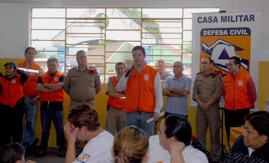 Defesa Civil faz exercício simulado de ação em caso de desastres naturais ou risco iminente de acidentes em Antonina, Litoral do Estado. O exercício simulado de abandono emergencial mobilizou moradores e representantes de órgãos e instituições que precisam agir em conjunto nas situações de emergência. Antonina, 12/11/2011. Foto: José Adair Gomercindo / AENotícias