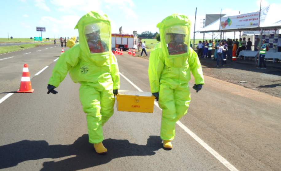 5ª COREDEC – Corpo de Bombeiros de Maringá e concessionária VIAPAR realizam
 simulado de acidente rodoviário com produtos perigosos ( Cloro Gás).