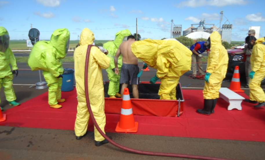 5ª COREDEC – Corpo de Bombeiros de Maringá e concessionária VIAPAR realizam
 simulado de acidente rodoviário com produtos perigosos ( Cloro Gás).