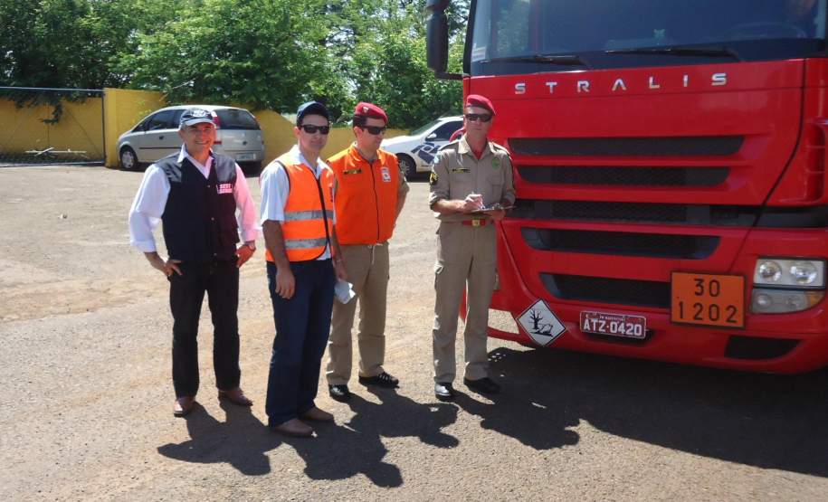 Fiscalização de produtos perigosos em 24  de novembro de 2011 na cidade de Apucarana, rodovia 376.