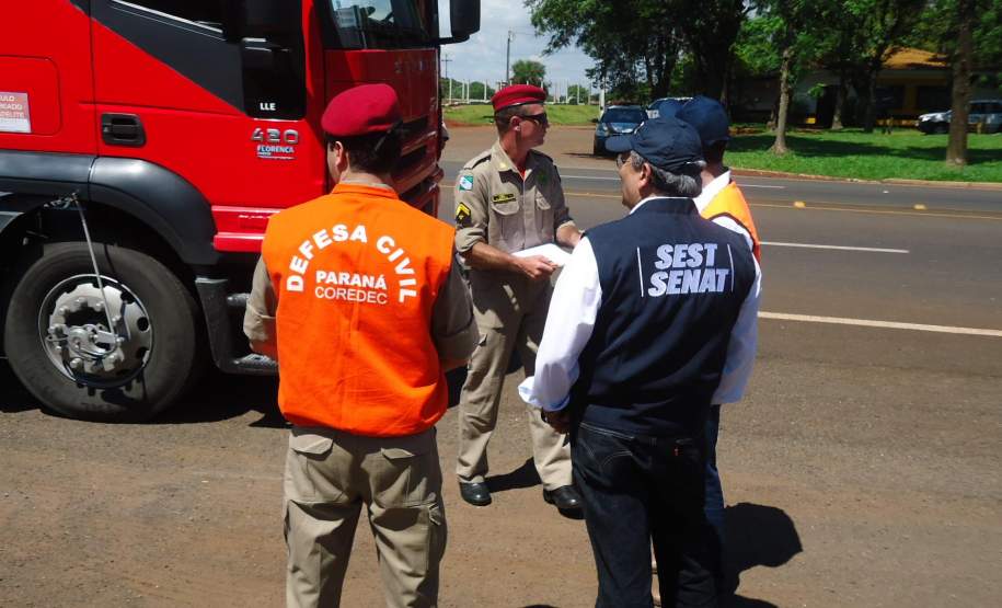 Fiscalização de produtos perigosos em 24  de novembro de 2011 na cidade de Apucarana, rodovia 376.