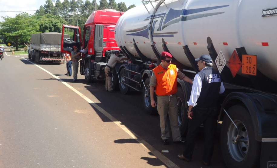 Fiscalização de produtos perigosos em 24  de novembro de 2011 na cidade de Apucarana, rodovia 376.