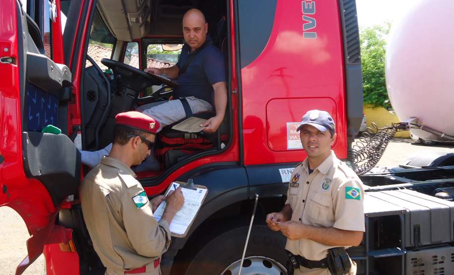 Fiscalização de produtos perigosos em 24  de novembro de 2011 na cidade de Apucarana, rodovia 376.