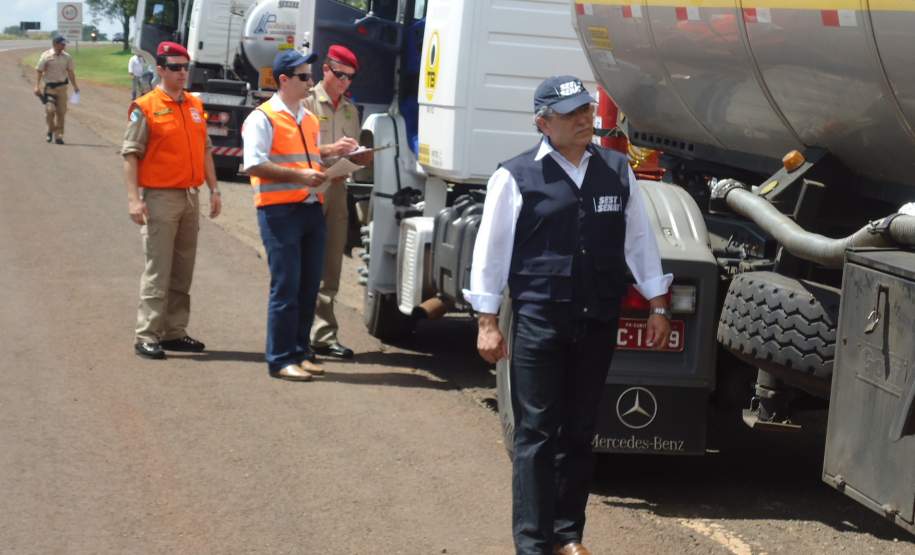 Fiscalização de produtos perigosos em 24  de novembro de 2011 na cidade de Apucarana, rodovia 376.