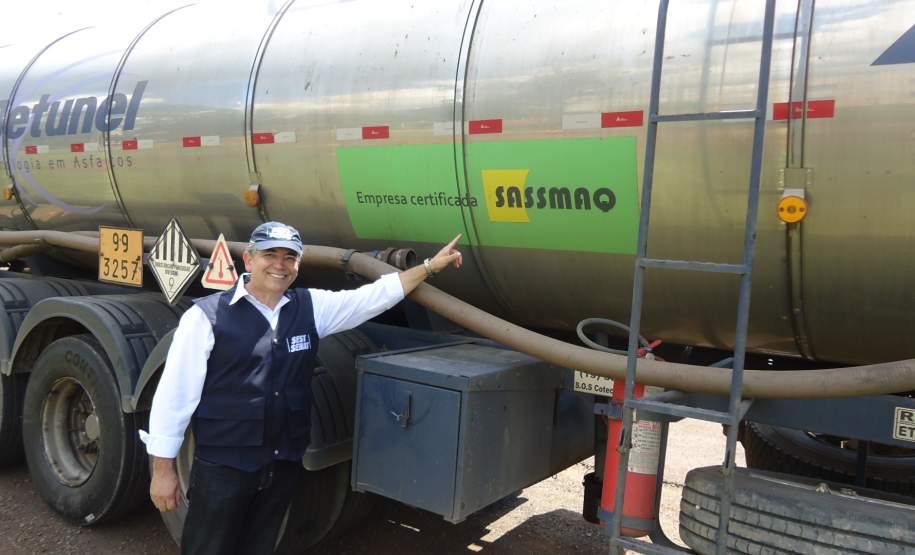 Fiscalização de produtos perigosos em 24  de novembro de 2011 na cidade de Apucarana, rodovia 376.