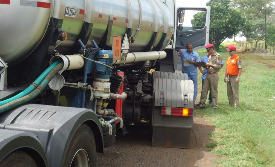 Fiscalização de produtos perigosos em 24  de novembro de 2011 na cidade de Apucarana, rodovia 376.