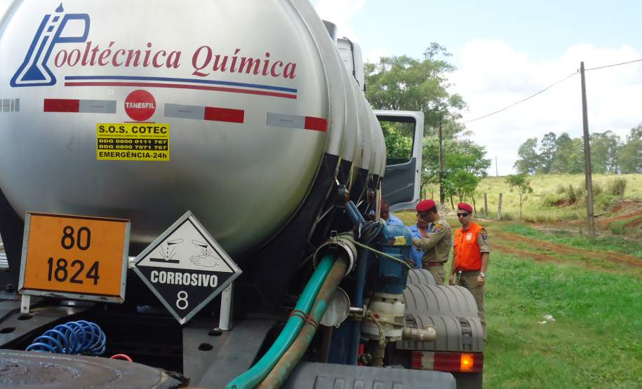 Fiscalização de produtos perigosos em 24  de novembro de 2011 na cidade de Apucarana, rodovia 376.
