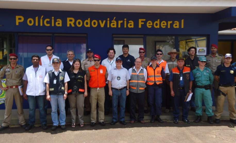 Fiscalização de produtos perigosos em 24  de novembro de 2011 na cidade de Apucarana, rodovia 376.