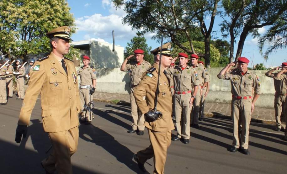 Novo comandante em revista à tropa.