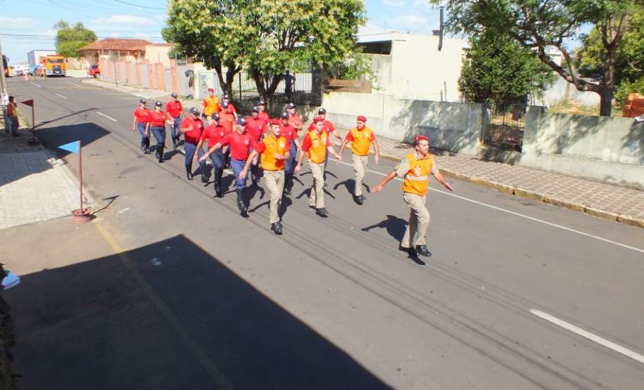 Desfile Pelotão Agentes Defesa Civil
