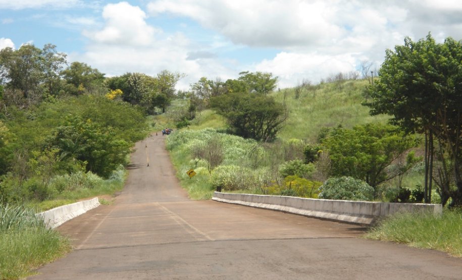TOMBAMENTO DE CAMINHÃO COM VAZAMENTO DE EMULSÃO ASFÁLTICA PRÓXIMO AO RIO GOIOERÊ. TOMBAMENTO DE CAMINHÃO COM VAZAMENTO DE EMULSÃO ASFÁLTICA PRÓXIMO AO RIO GOIOERÊ.