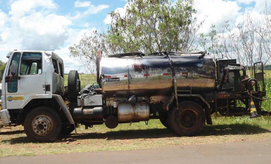 TOMBAMENTO DE CAMINHÃO COM VAZAMENTO DE EMULSÃO ASFÁLTICA PRÓXIMO AO RIO GOIOERÊ. TOMBAMENTO DE CAMINHÃO COM VAZAMENTO DE EMULSÃO ASFÁLTICA PRÓXIMO AO RIO GOIOERÊ.