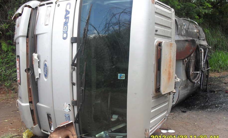 TOMBAMENTO DE CAMINHÃO COM VAZAMENTO DE EMULSÃO ASFÁLTICA PRÓXIMO AO RIO GOIOERÊ. TOMBAMENTO DE CAMINHÃO COM VAZAMENTO DE EMULSÃO ASFÁLTICA PRÓXIMO AO RIO GOIOERÊ.