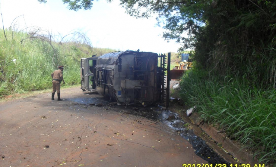 TOMBAMENTO DE CAMINHÃO COM VAZAMENTO DE EMULSÃO ASFÁLTICA PRÓXIMO AO RIO GOIOERÊ. TOMBAMENTO DE CAMINHÃO COM VAZAMENTO DE EMULSÃO ASFÁLTICA PRÓXIMO AO RIO GOIOERÊ.