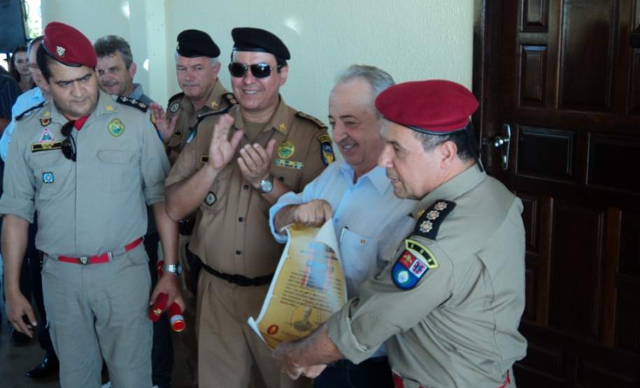 Entrega da Medalha Carlos Cavalcanti ao Prefeito de Pato Branco.
