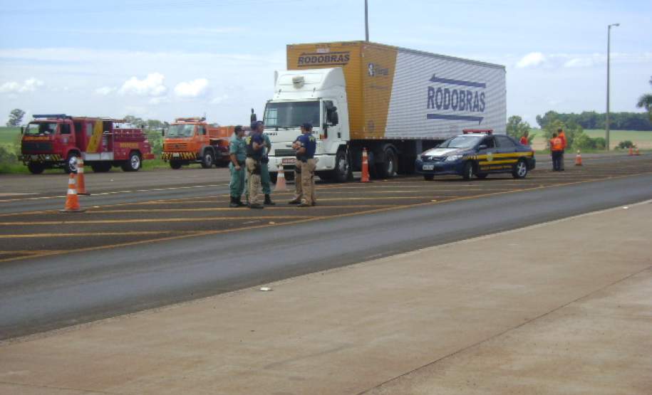 FISCALIZAÇÃO PP CAMBARÁ 01 FISCALIZAÇÃO DE PRODUTOS PERIGOSOS NA BR 369 CAMBARÁ.