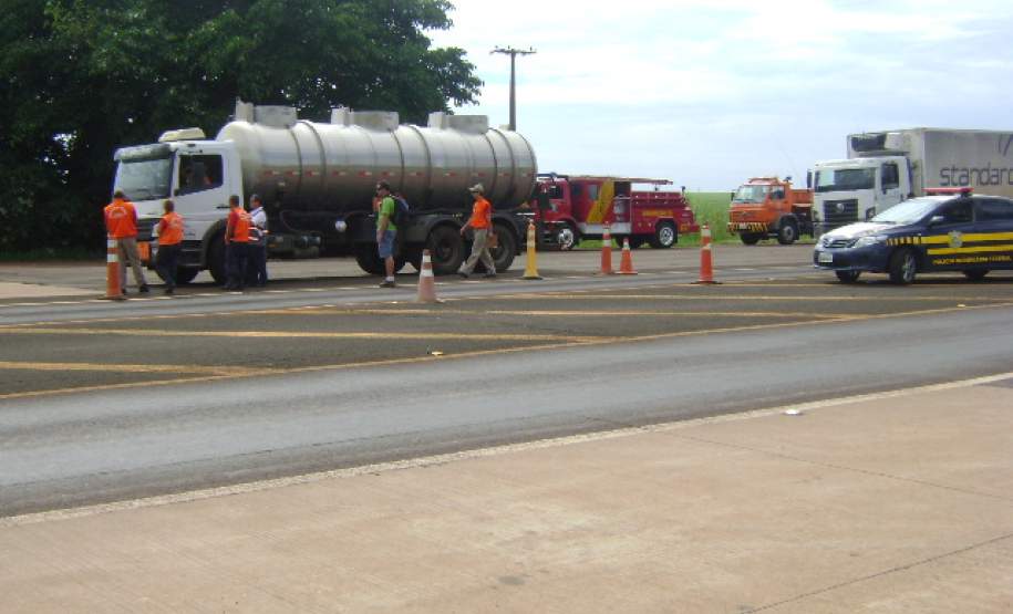 FISCALIZAÇÃO PP CAMBARÁ 02 FISCALIZAÇÃO DE PRODUTOS PERIGOSOS NA BR 369 CAMBARÁ.
