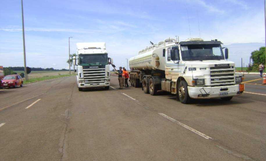 FISCALIZAÇÃO PP CAMBARÁ 03 FISCALIZAÇÃO DE PRODUTOS PERIGOSOS NA BR 369 CAMBARÁ.