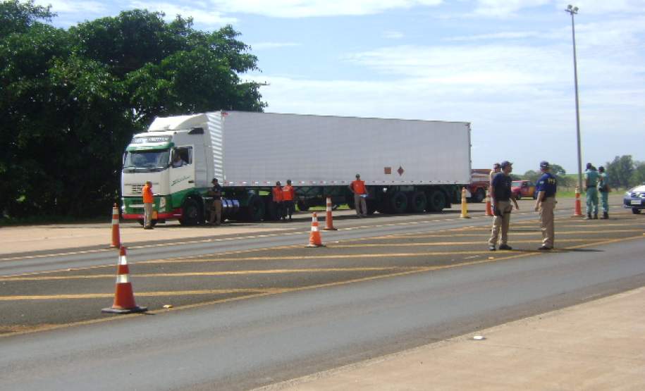 FISCALIZAÇÃO PP CAMBARÁ 04 FISCALIZAÇÃO DE PRODUTOS PERIGOSOS NA BR 369 CAMBARÁ.