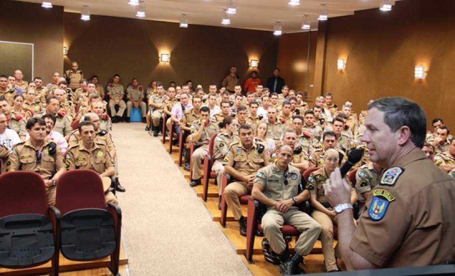 Visita do Exmo. Sr. Comandante Geral da PMPPR. Reunião com efetivo.